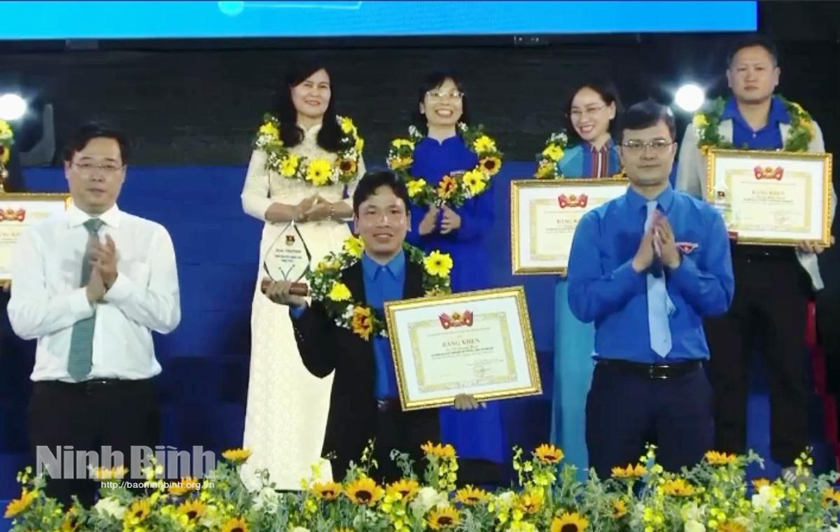 Anh Vũ Quang Huy, Chủ nhiệm CLB Thanh niên tình nguyện Lý Nhân, tỉnh Ninh Bình nhận Giải thưởng “Tình nguyện quốc gia” năm 2025.