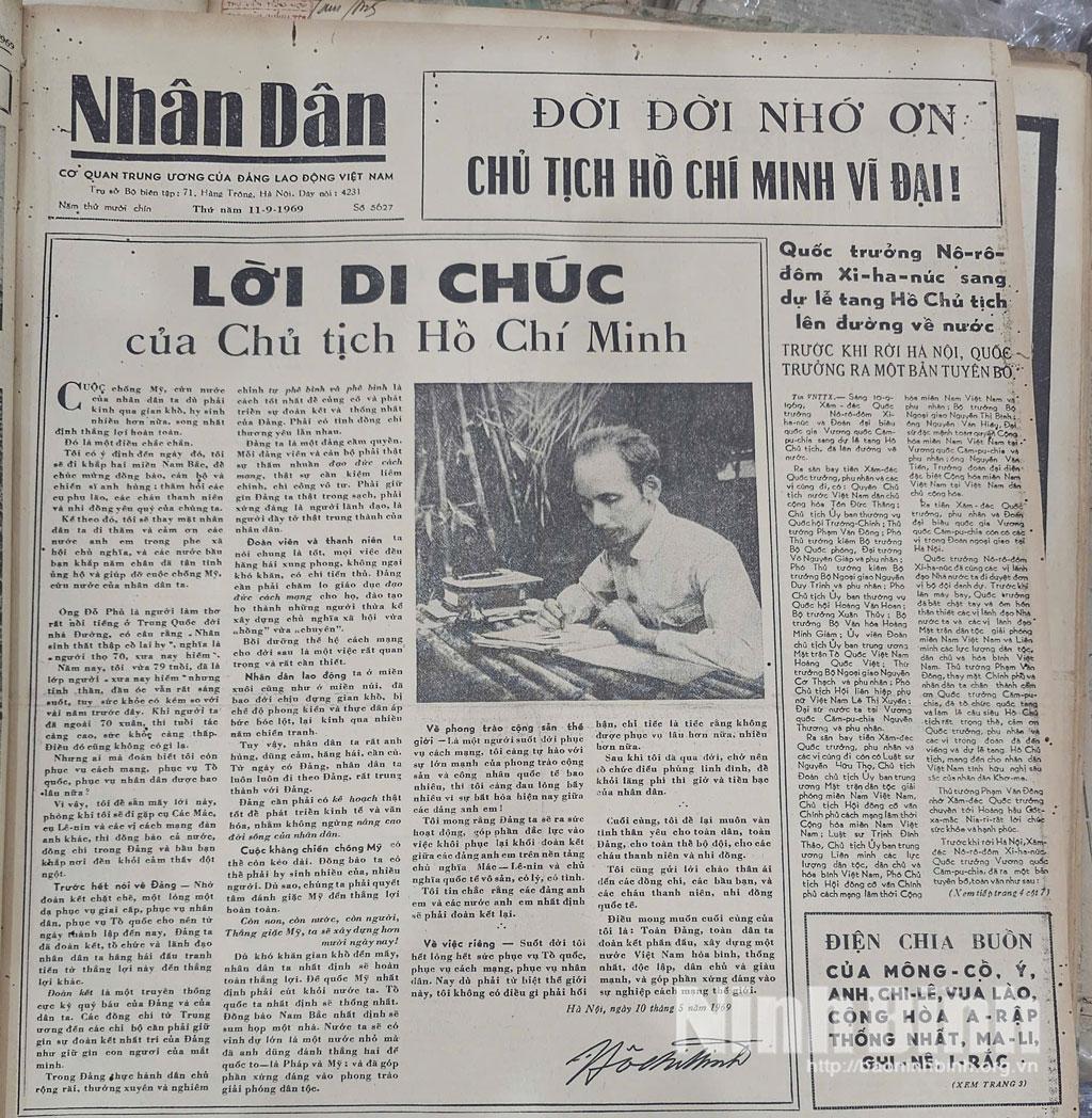 Báo Nhân Dân ngày 11 - 9 - 1969 đăng bản Di chúc của Chủ tịch Hồ Chí Minh kèm theo bức ảnh Người đang ngồi làm việc ở chiến khu Việt Bắc trên trang nhất.