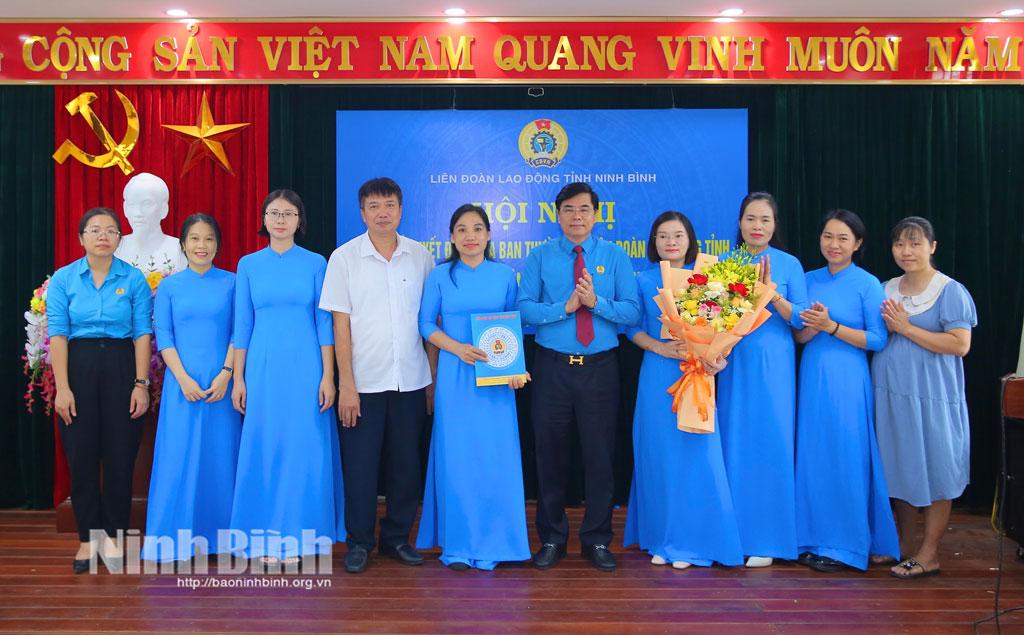 Đồng chí Nguyễn Hải Long, Phó Chủ tịch Ủy ban MTTQ Việt Nam tỉnh, Chủ tịch LĐLĐ tỉnh trao Quyết định thành lập Công đoàn xã và tặng hoa chúc mừng Ban Chấp hành Công đoàn xã