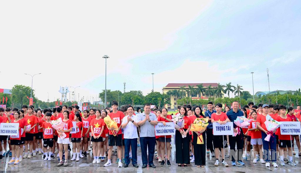 Lãnh đạo phường Hoa Lư tặng hoa chúc mừng các đội tham dự.