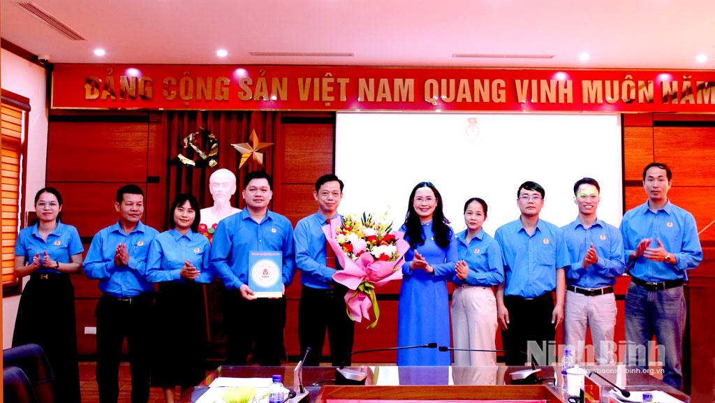 Đồng chí Phó Chủ tịch LĐLĐ tỉnh trao Quyết định thành lập Công đoàn xã Nho Quan và tặng hoa chúc mừng.