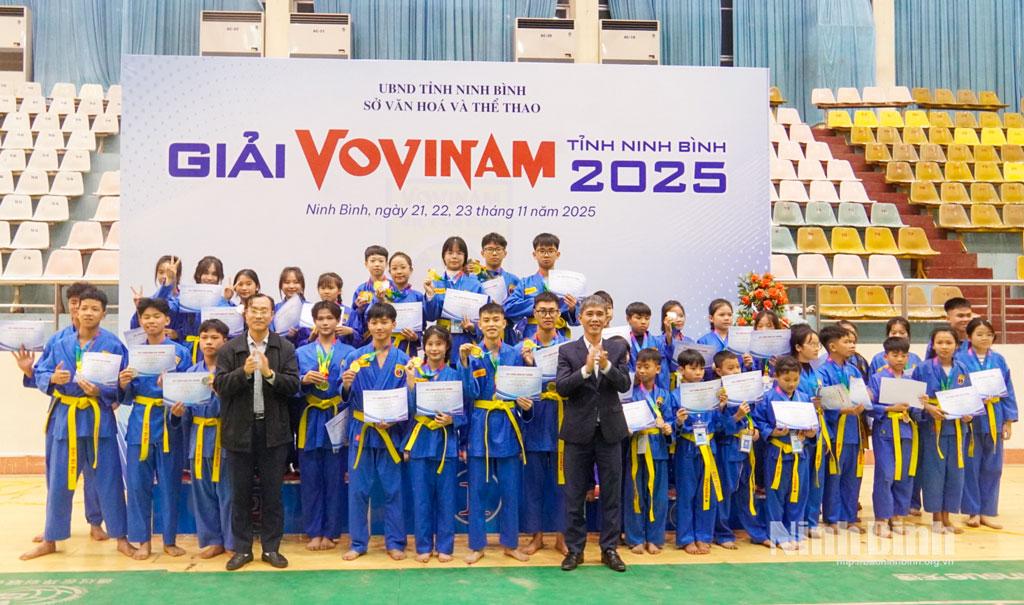 Ban Tổ chức trao huy chương và giấy chứng nhận cho các VĐV và đơn vị đoạt giải.