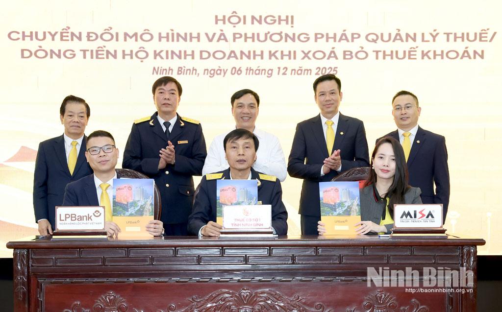 Ký kết Biên bản ghi nhớ hợp tác 3 bên giữa Ngân hàng TMCP Lộc Phát Việt Nam, Cơ quan Thuế Cơ sở 1 tỉnh Ninh Bình và Công ty Cổ phần MISA, nhằm hỗ trợ hộ kinh doanh chuyển đổi số, chuẩn hóa quản lý doanh thu và thực hiện nghĩa vụ thuế thuận lợi, minh bạch, bền vững.