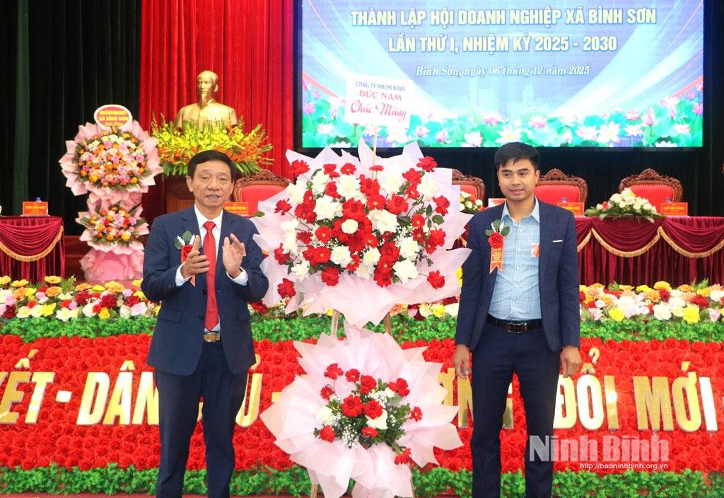 Các doanh nghiệp chức mừng Đại hội.