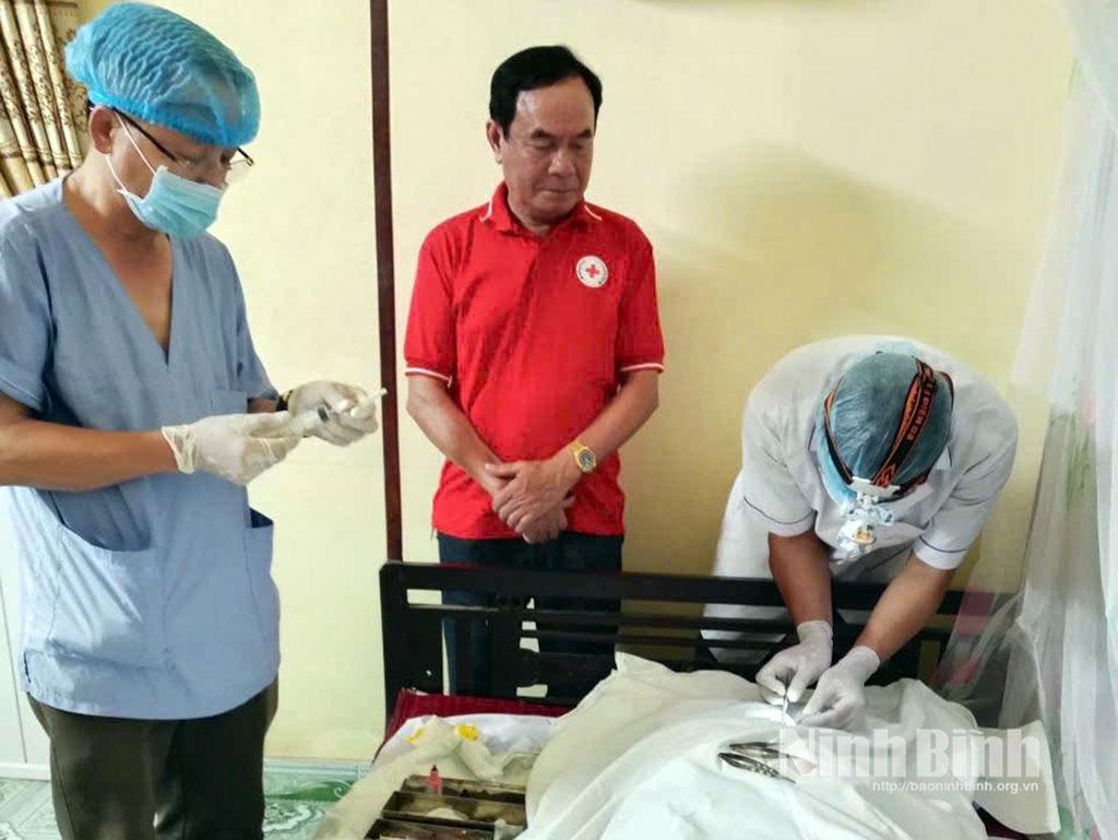 Các bác sỹ tiếp nhận giác mạc của người hiến sau khi qua đời.