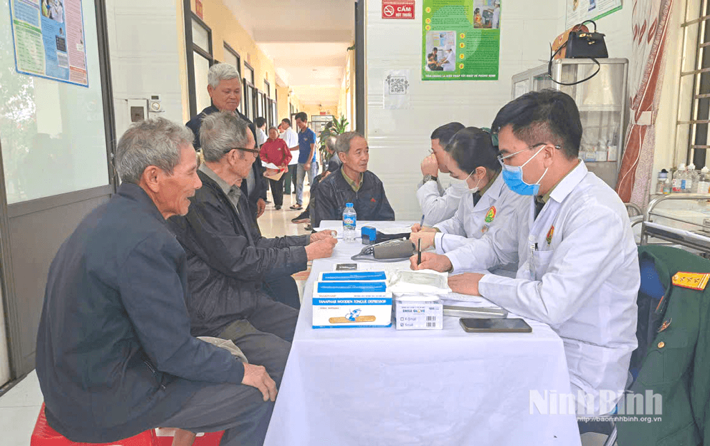 Các y, bác sỹ khám, tư vấn sức khoẻ cho người dân xã Chất Bình.