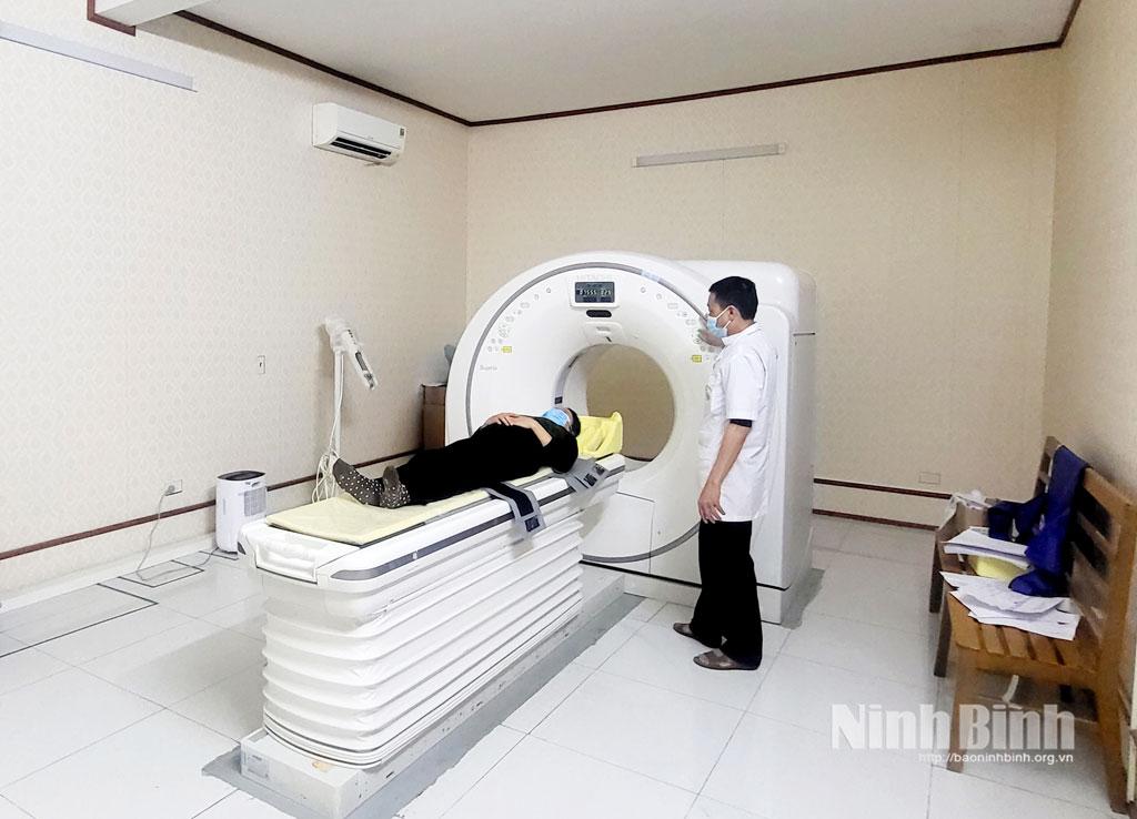 Chụp cắt lớp vi tính cho người bệnh tại Bệnh viện Đa khoa Nho Quan.
