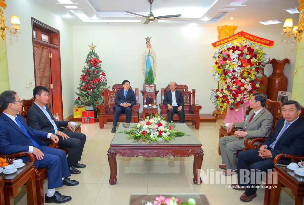 Đồng chí Mai Văn Chính, Ủy viên Trung ương Đảng, Phó Thủ tướng Chính phủ thăm, chúc mừng Giáo xứ Ninh Bình.