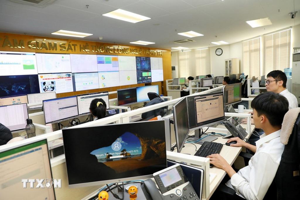 Hoạt động tại Trung tâm Giám sát hệ thống công nghệ thông tin Cục Thuế (Bộ Tài chính). (Ảnh: Phạm Hậu/TTXVN)