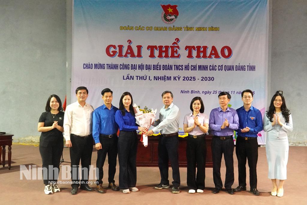 Các đại biểu tặng hoa chúc mừng Ban tổ chức Giải.