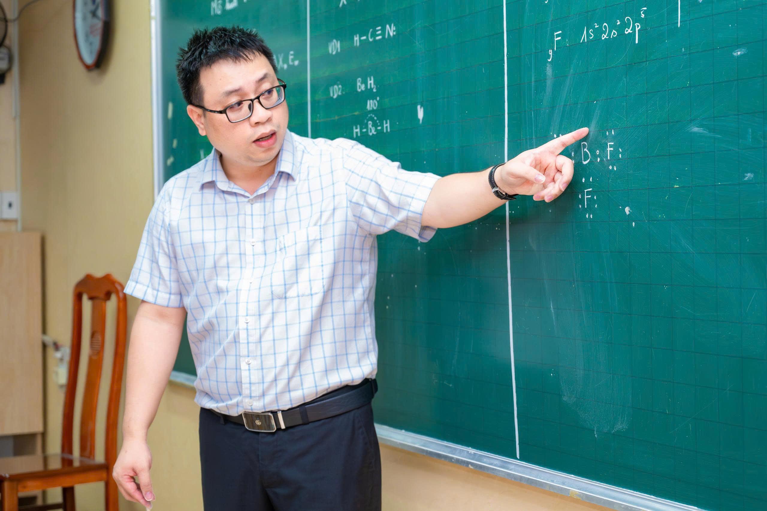 Thầy giáo Phạm Trọng Thịnh, Trường THPT chuyên Lê Hồng Phong giảng dạy trên lớp. Ảnh: Ngọc Linh