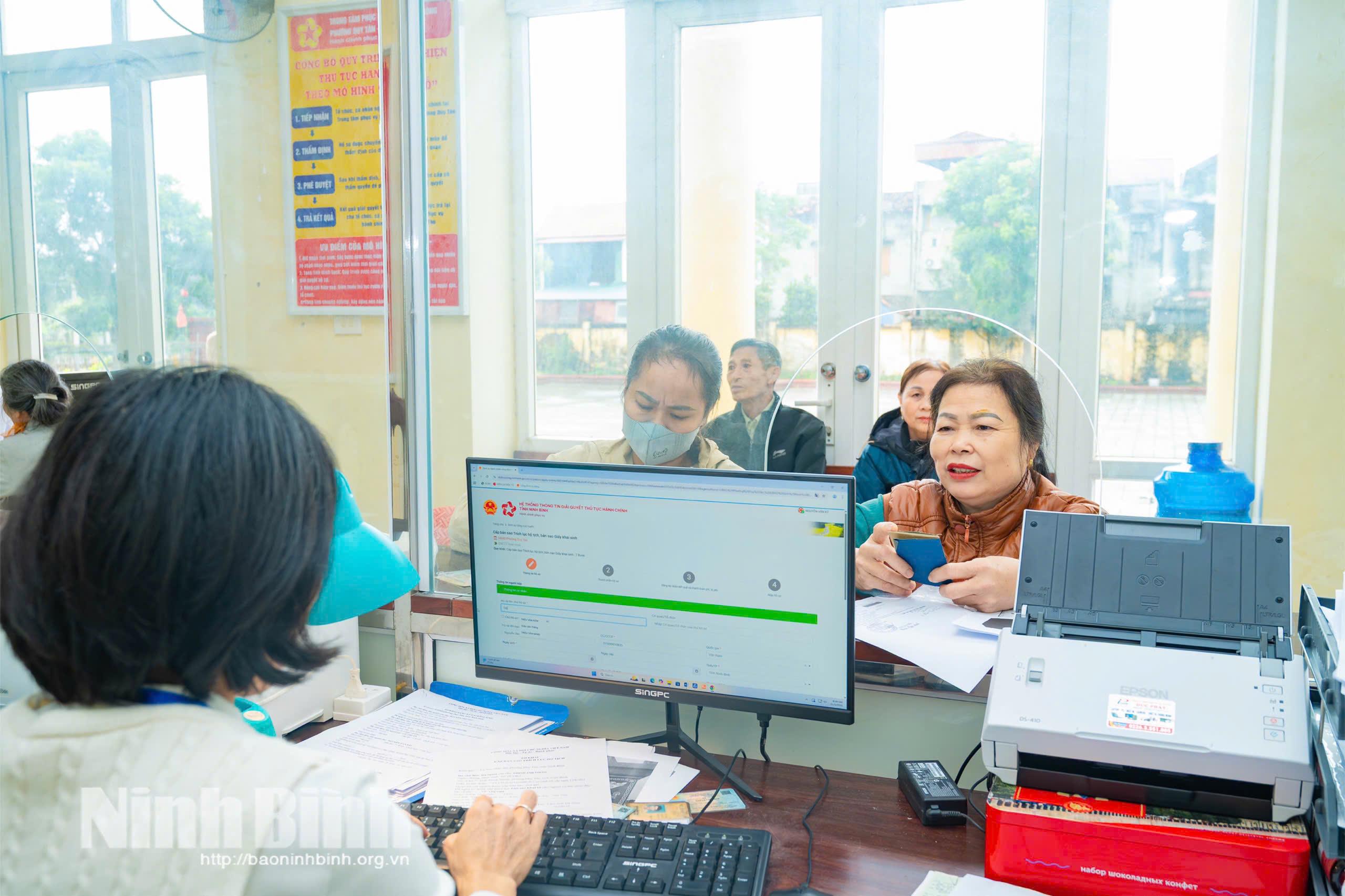 Người dân đến làm thủ tục tại Trung tâm Phục vụ hành chính công phường Duy Tân. Ảnh: Ngọc Linh