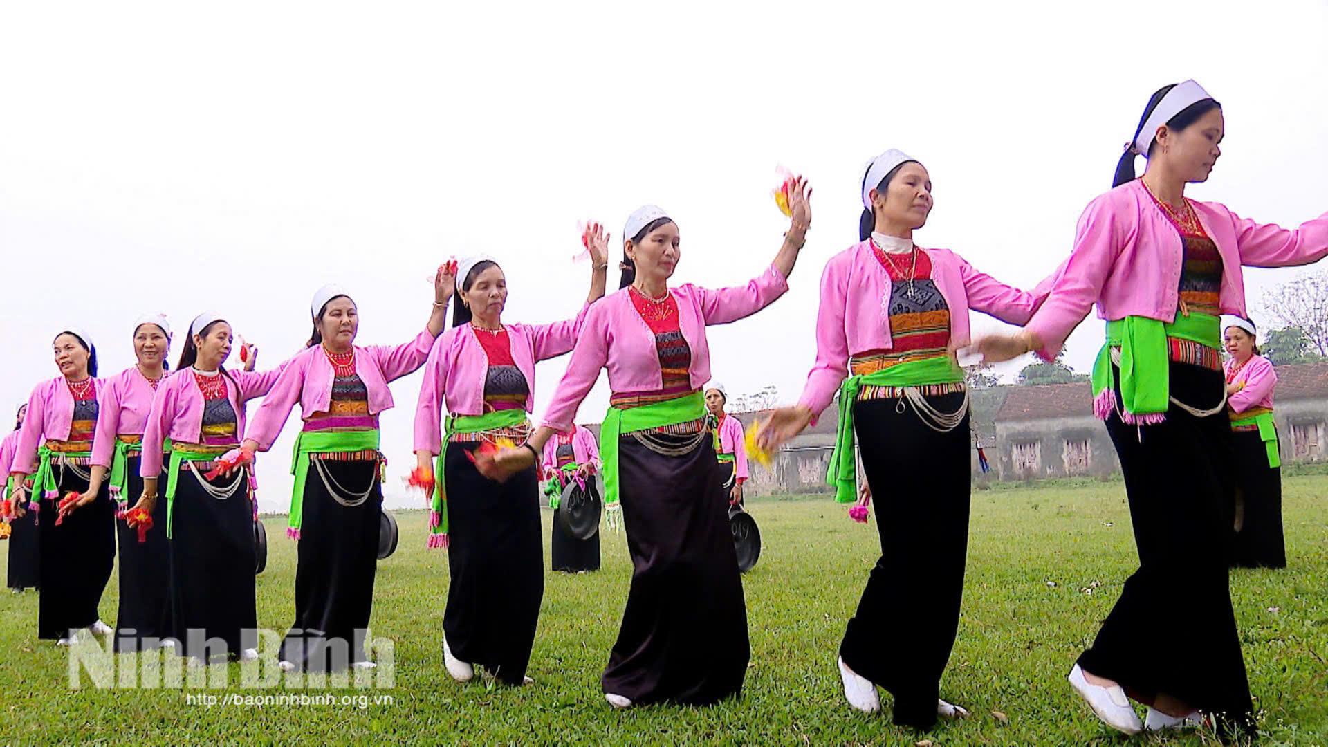 Câu lạc bộ văn hóa Mường tổ dân phố Đồng Bài, phường Yên Sơn biểu diễn điệu múa truyền thống.