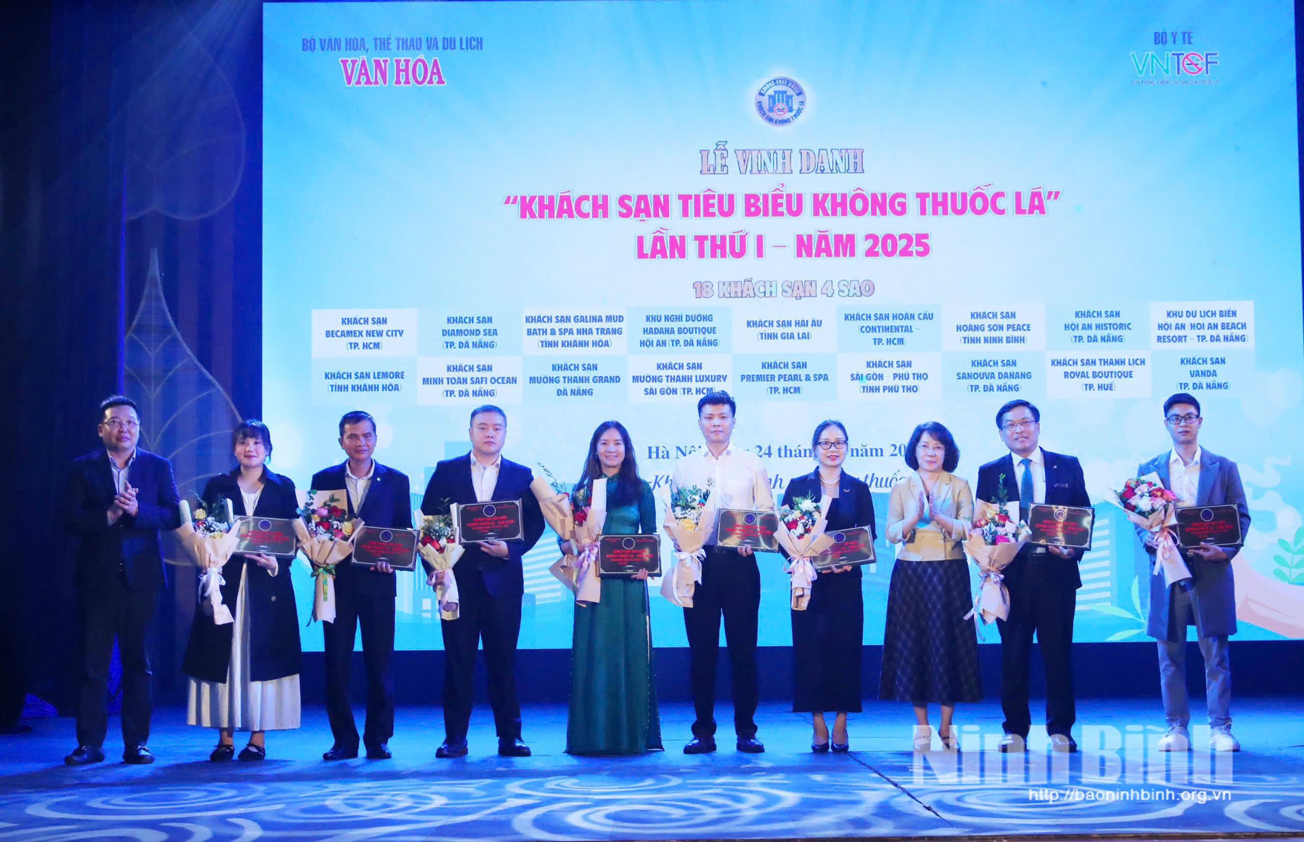 Đại diện Khách sạn Hoàng Sơn Peace (thứ 4 từ trái sang) trong Lễ vinh danh "Khách sạn tiêu biểu không thuốc lá" lần thứ I - năm 2025.