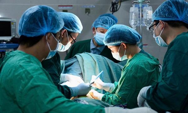 Một ca phẫu thuật tại Bệnh viện Đa khoa tỉnh Ninh Bình. (Ảnh: BVĐK tỉnh)