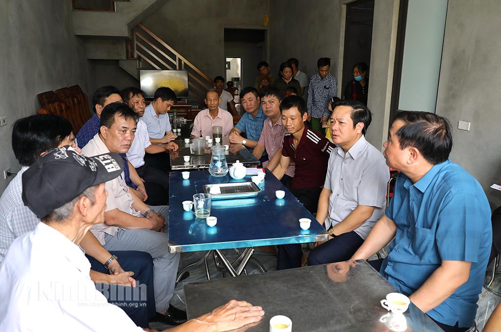 Đồng chí Chủ tịch UBND tỉnh thăm hỏi, chia buồn với gia đình các nạn nhân tử vong vì tai nạn lao động
