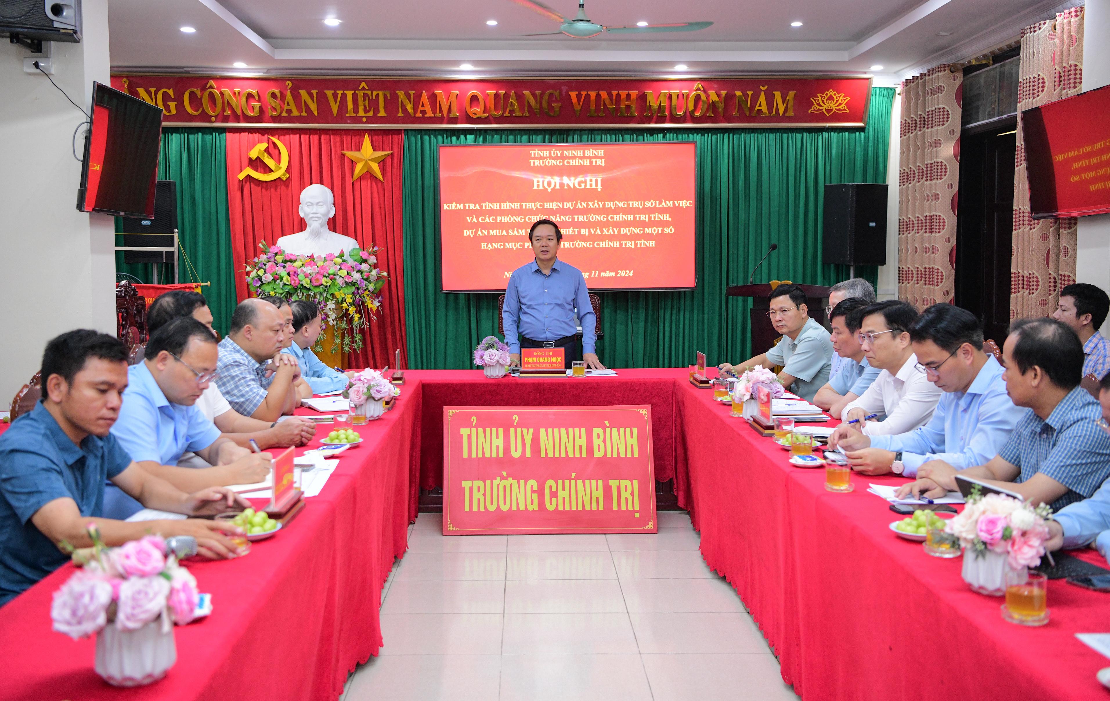 Các đại biểu dự buổi làm việc.