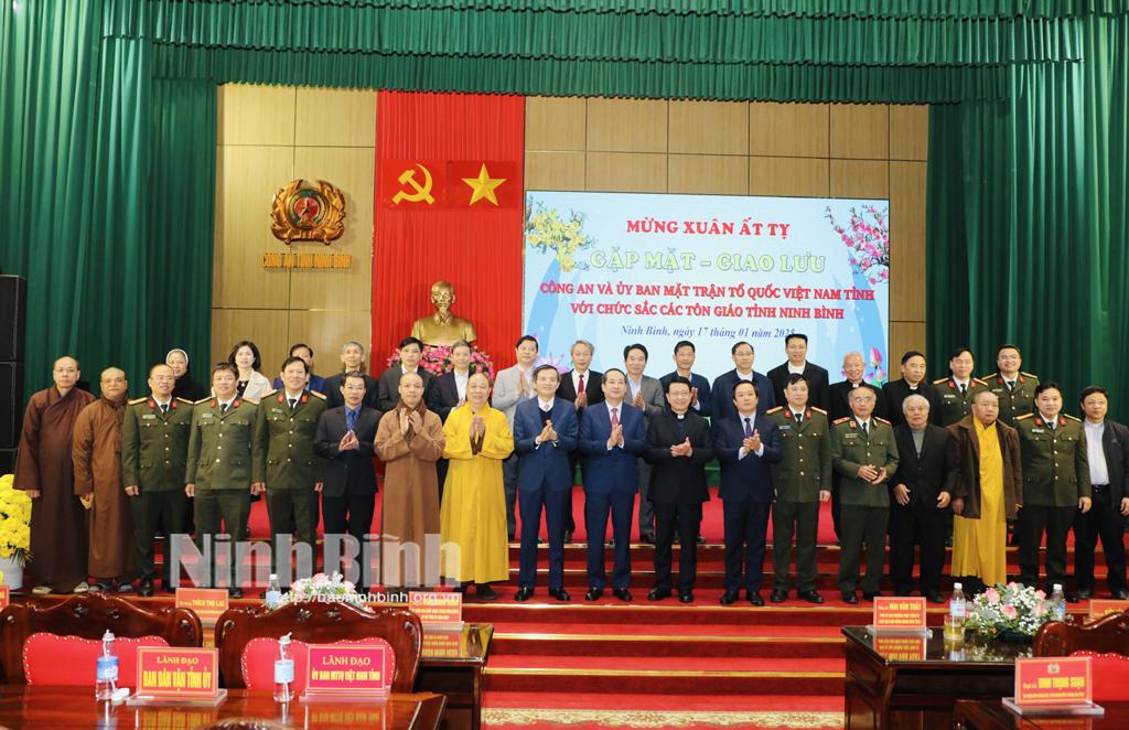 Các đồng chí lãnh đạo tỉnh chụp ảnh với các đại biểu.