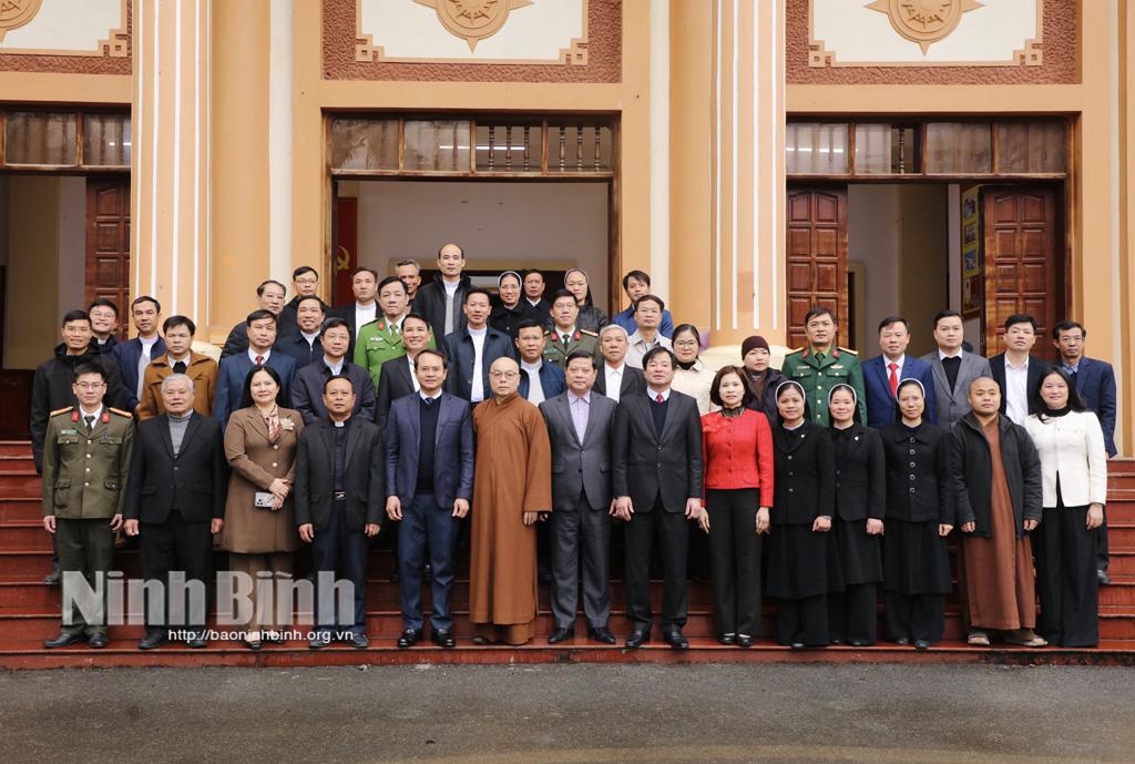 Các đại biểu chụp ảnh lưu niệm.