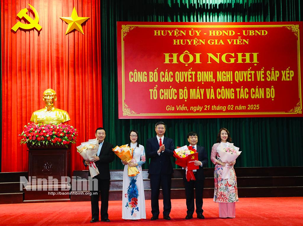 Đồng chí Bí thư Huyện uỷ trao các Quyết định, tặng hoa chúc mừng các đồng chí được bổ nhiệm giữ chức vụ lãnh đạo Ban Tuyên giáo và Dân vận Huyện ủy.