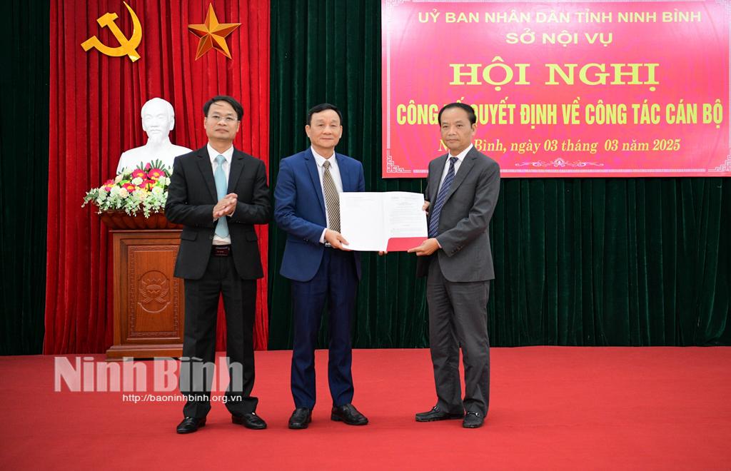 Đồng chí Giám đốc Sở Nội vụ Nguyễn Văn Hanh trao Quyết định thành lập Ban Dân tộc và Tôn giáo.