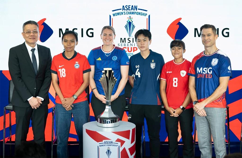 Chủ tịch AFF Khiev Sameth, Rosnani Azman - Đội trưởng tuyển Nữ Singapore, Olivia McDaneil - thủ môn tuyển Nữ Philippines, Nipawan Panyosuk - Đội trưởng tuyển Nữ Thái Lan, Reva Oktaviani - tiền vệ tuyển Nữ Indonesia và ông Clemens Philippi - Tổng giám đốc MSIG khu vực châu Á trong sự kiện công bố nhà tài trợ chính của giải đấu. (Ảnh: AFF)