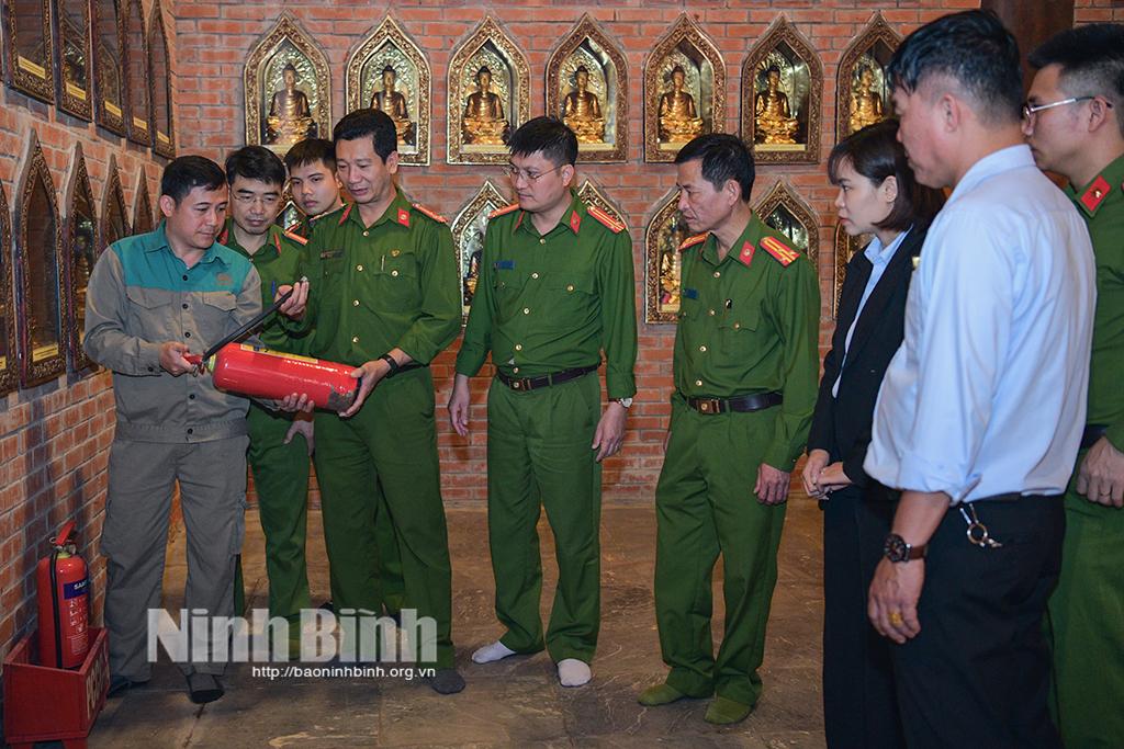 Đoàn kiểm tra thiết bị và công tác phòng cháy tại các điểm thờ tự của chùa Bái Đính.