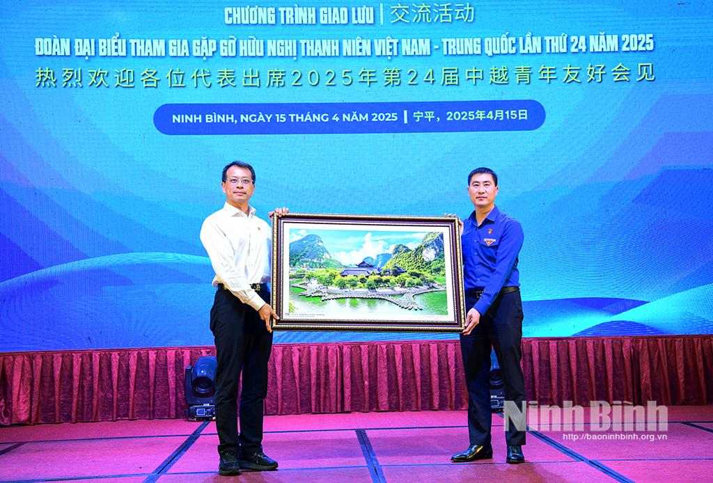 Đồng chí Trịnh Như Lâm, Bí thư Tỉnh đoàn Ninh Bình tặng Đoàn đại biểu thanh niên Trung Quốc bức tranh về phong cảnh Tràng An.
