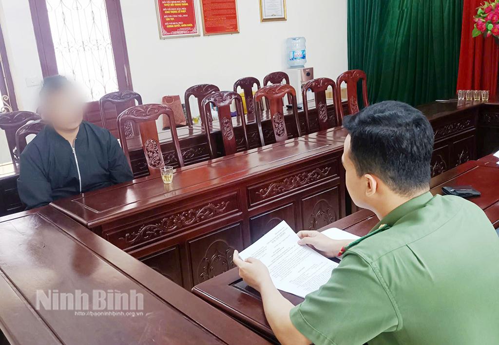 Cán bộ Phòng An ninh mạng và phòng,chống tội phạm sử dụng công nghệ cao Công an tỉnh Ninh Bình làm việc với N.G.K.