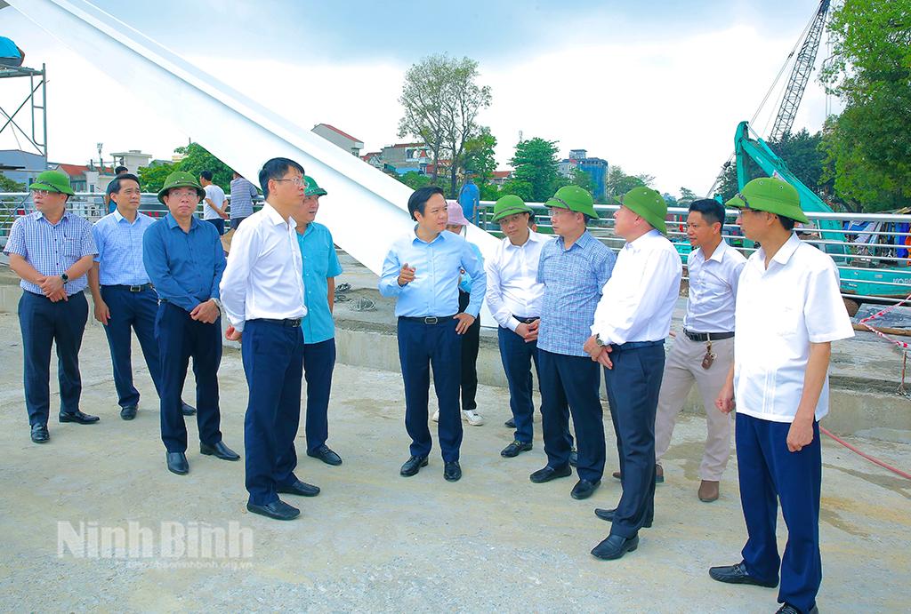 Đồng chí Chủ tịch UBND tỉnh Phạm Quang Ngọc và đoàn công tác kiểm tra tiến độ thi công công trình cầu Chà Là.