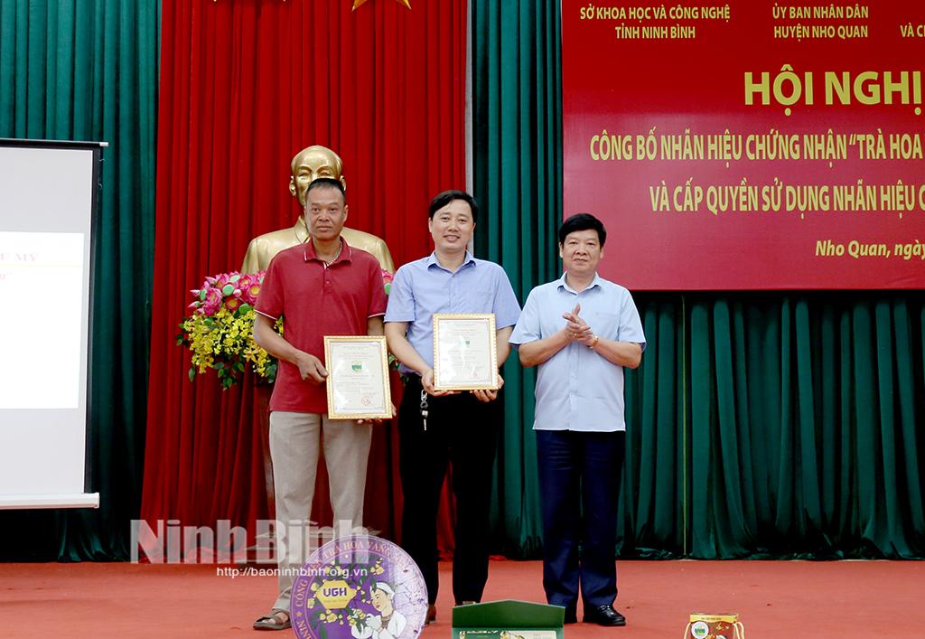 Đại diện UBND huyện Nho Quan trao Giấy chứng nhận quyền sử dụng Nhãn hiệu “Trà Hoa Vàng Cúc Phương” cho đại điện doanh nghiệp và hộ gia đình.