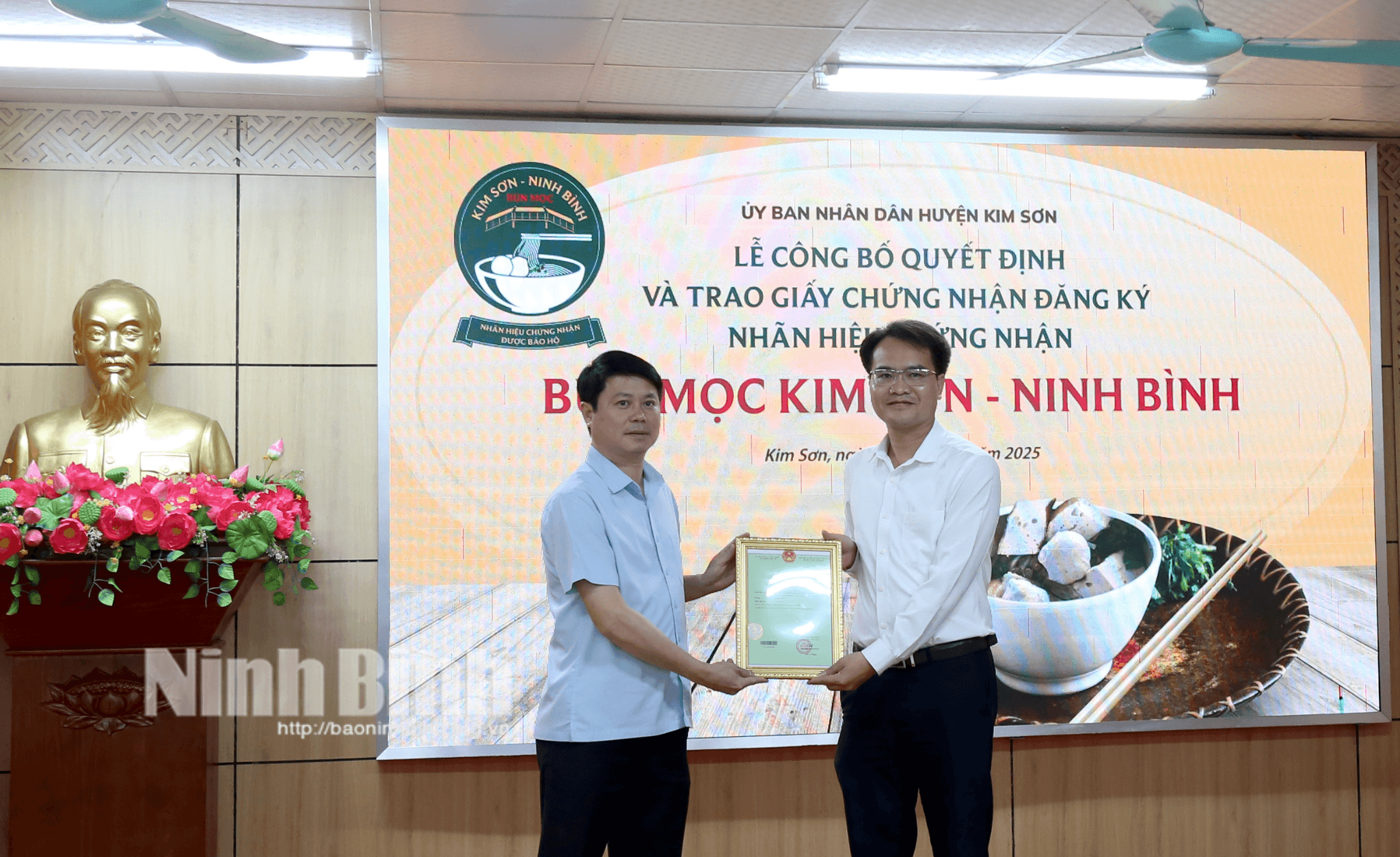 Lãnh đạo Sở Khoa học và Công nghệ trao Giấy chứng nhận đăng ký Nhãn hiệu sản phẩm “Bún mọc Kim Sơn - Ninh Bình” cho UBND huyện Kim Sơn-đơn vị chủ sở hữu nhãn hiệu