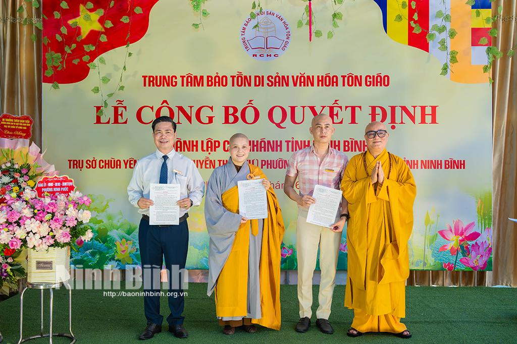Đại diện Trung tâm Bảo tồn di sản văn hoá tôn giáo trao Quyết định thành lập Chi nhánh Trung tâm Bảo tồn di sản văn hóa tôn giáo tại Ninh Bình.