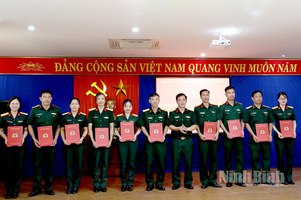 Đại diện Ban CHQS thành phố trao các Quyết định điều động cán bộ, chiến sỹ.