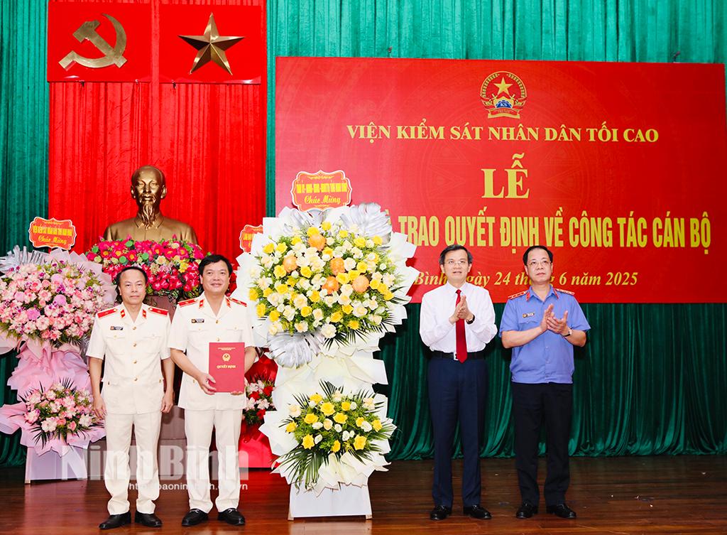 Đồng chí Bí thư Tỉnh ủy Đoàn Minh Huấn và đồng chí Trần Hải Quân, Phó Viện trưởng Viện Kiểm sát Nhân dân tối cao trao Quyết định, tặng hoa chúc mừng đồng chí Phạm Ngọc Cảnh giữ chức vụ Viện trưởng Viện Kiểm sát Nhân dân tỉnh Ninh Bình.