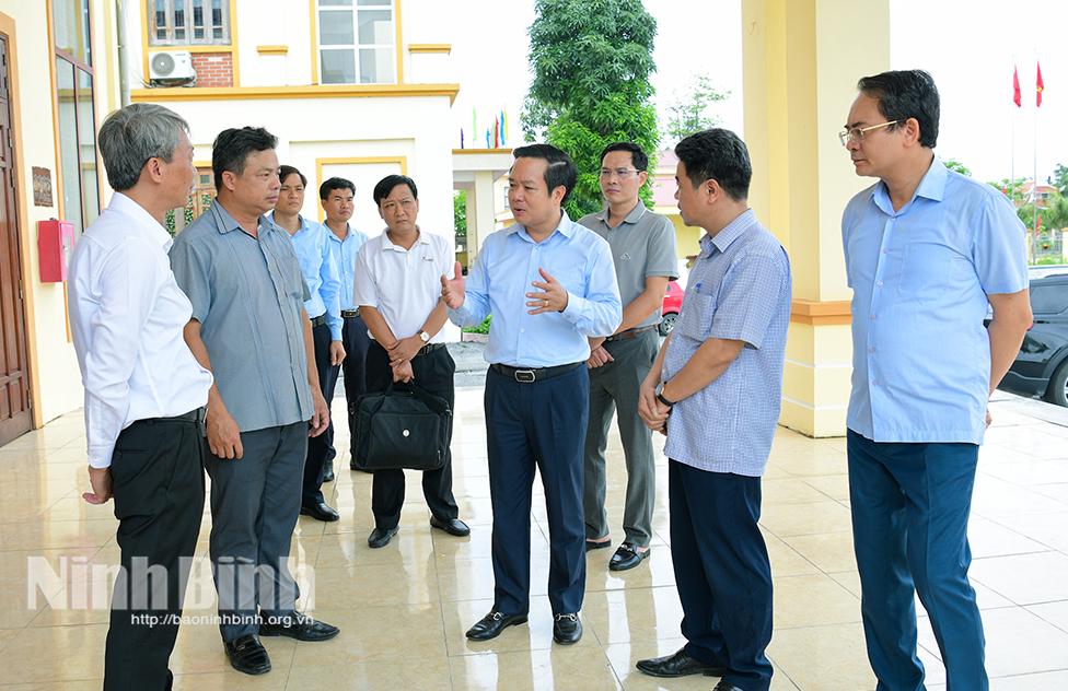 Đồng chí Chủ tịch UBND tỉnh Phạm Quang Ngọc kiểm tra thực tế công tác chuẩn bị của xã Đại Hoàng (mới). Ảnh: Trường Giang