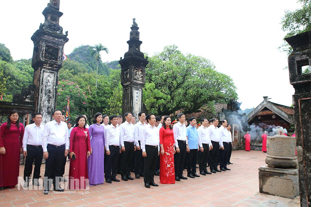 Đoàn đại biểu lãnh đạo Tỉnh uỷ, HĐND, UBND, Uỷ ban MTTQ Việt Nam tỉnh Ninh Bình, Hà Nam, Nam Định dâng hương tại Đền thờ Vua Đinh Tiên Hoàng.