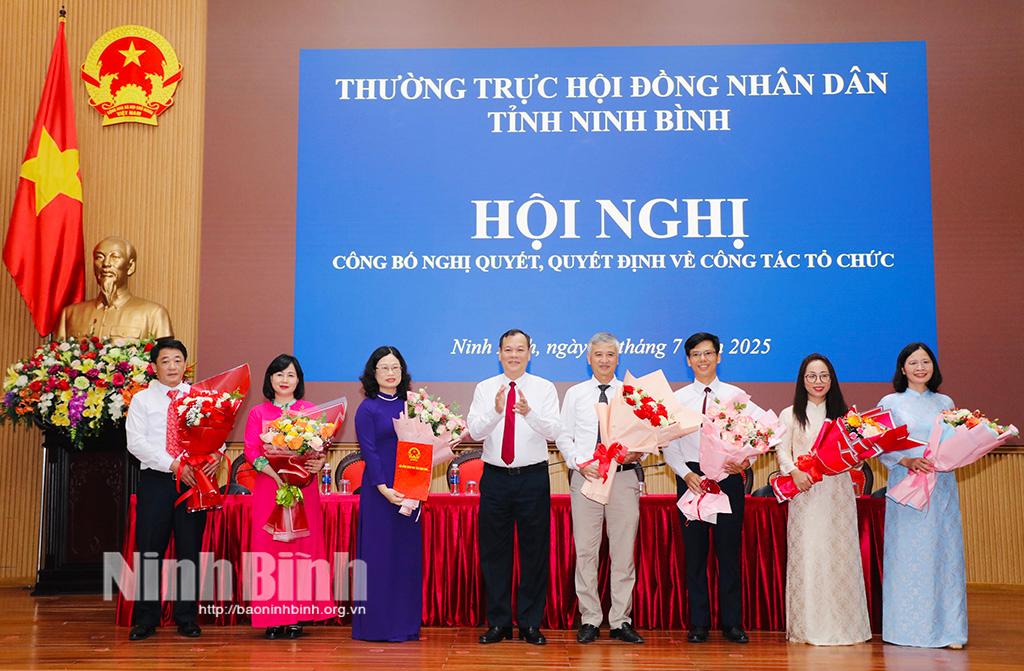 Đồng chí Lê Quốc Chỉnh, Phó Bí thư Tỉnh ủy, Chủ tịch HĐND tỉnh trao Quyết định, tặng hoa chúc mừng các đồng chí được chỉ định giữ chức Trưởng, Phó các Ban của HĐND tỉnh.