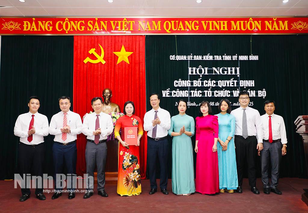 Đồng chí Nguyễn Anh Tuấn, Ủy viên Ban Thường vụ Tỉnh ủy, Chủ nhiệm UBKT Tỉnh ủy trao các Quyết định về công tác cán bộ.