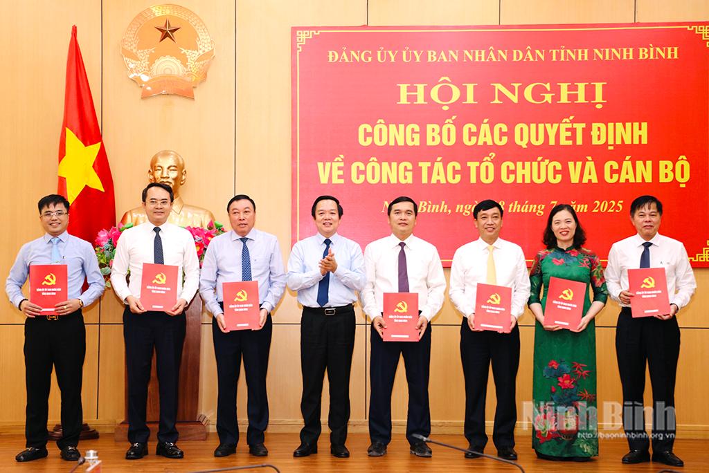 Đồng chí Phạm Quang Ngọc, Phó Bí thư Tỉnh ủy, Bí thư Đảng ủy UBND tỉnh, Chủ tịch UBND tỉnh trao các Quyết định thành lập các tổ chức cơ sở đảng trực thuộc Đảng ủy UBND tỉnh.