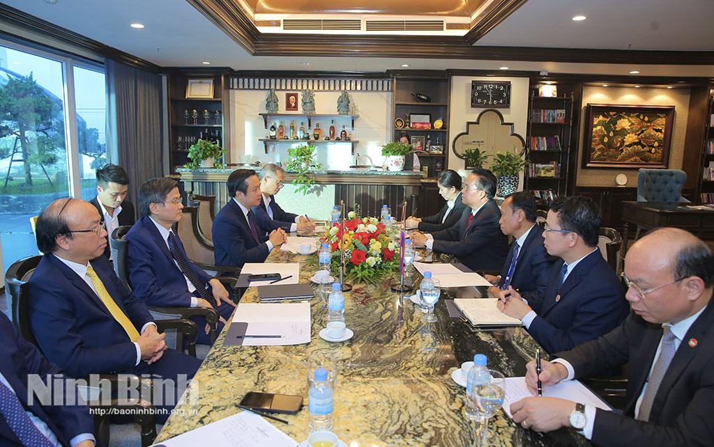 Các đại biểu tại buổi tiếp đón xã giao.