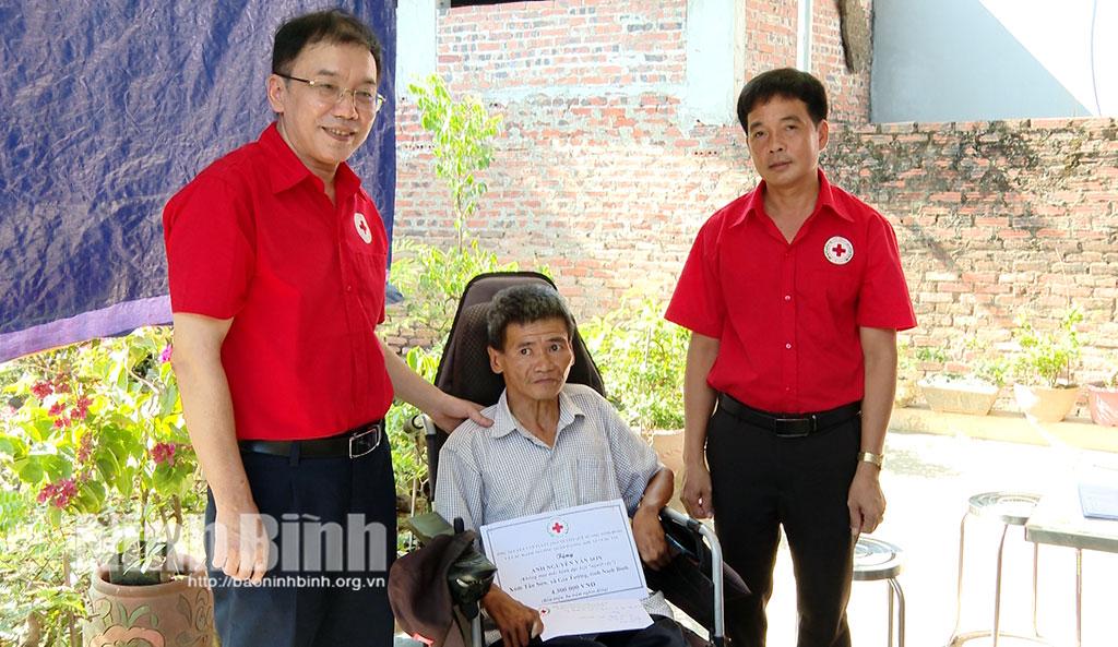 Lãnh đạo Hội Chữ thập đỏ tỉnh trao quà của nhà hảo tâm cho anh Trần Văn Sơn.