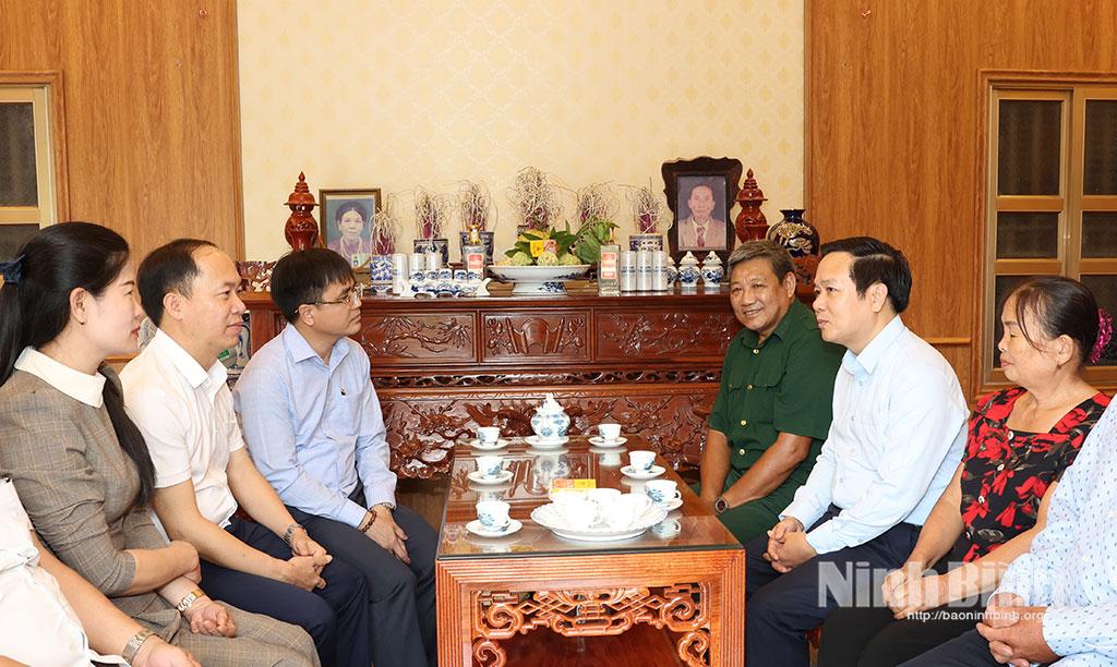 Đồng chí Phạm Quang Ngọc, Phó Bí thư Tỉnh ủy, Chủ tịch UBND tỉnh thăm, tặng quà Anh hùng lực lượng vũ trang Trần Đức Cơ (thôn An Tâm).