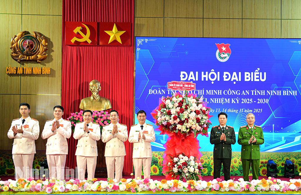 Đồng chí Thiếu tướng Nguyễn Hữu Mạnh, Uỷ viên Ban Thường vụ Tỉnh uỷ, Giám đốc Công an tỉnh tặng hoa chúc mừng Đại hội.