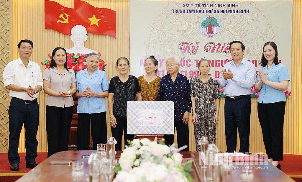 Đồng chí Phạm Quang Ngọc, Phó Bí thư Tỉnh ủy, Chủ tịch UBND tỉnh tặng quà cho người cao tuổi tại Trung tâm Bảo trợ xã hội Ninh Bình.