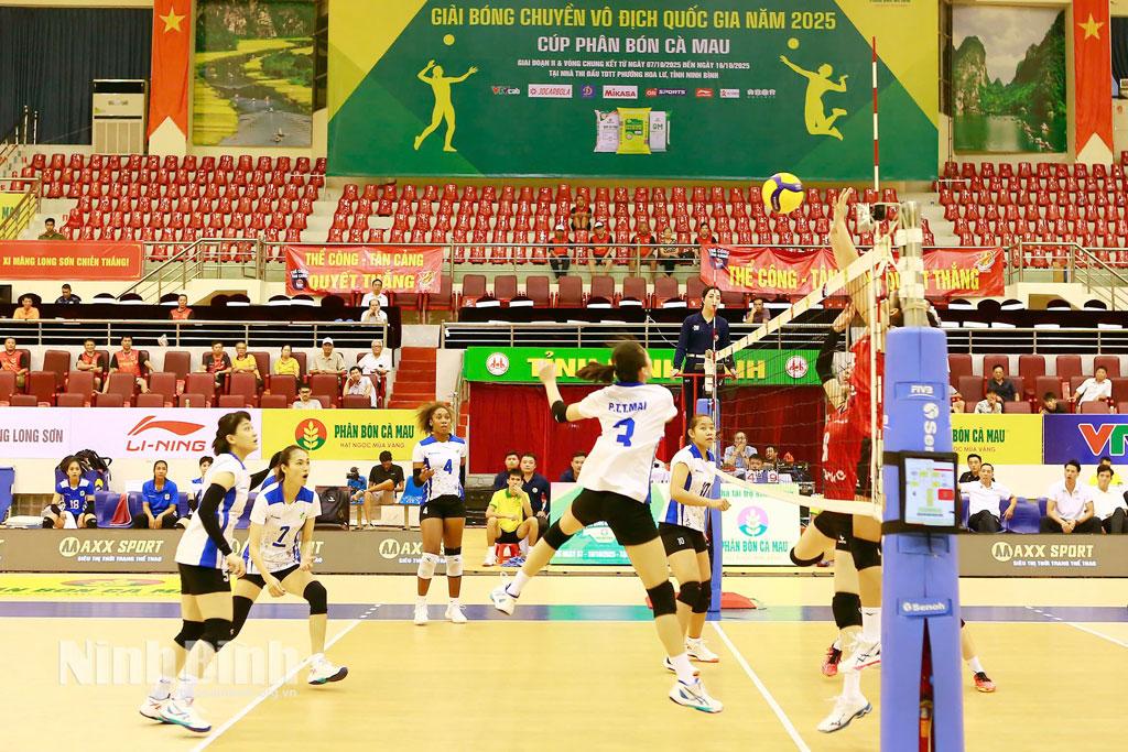 Trận thi đấu giữa nữ LPBank Ninh Bình (áo đỏ) và TP Hồ Chí Minh.