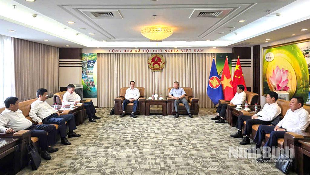 Đoàn công tác xúc tiến đầu tư, thương mại, du lịch tỉnh Ninh Bình làm việc với Tổng Lãnh sự quán Việt Nam tại Thượng Hải. (Ảnh do Đoàn cung cấp)