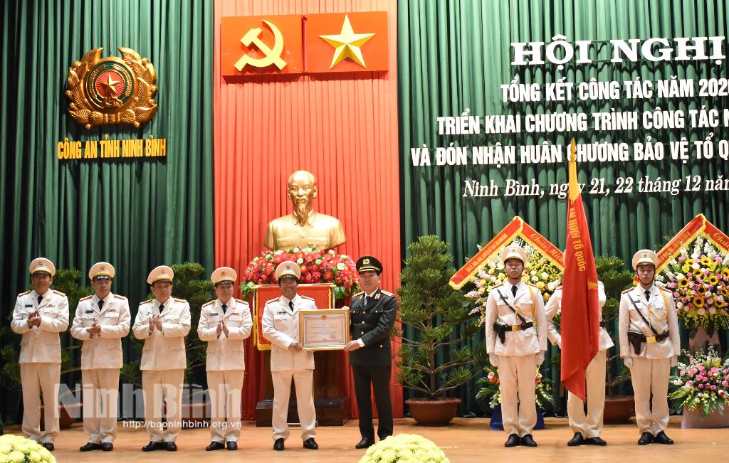 Công an tỉnh Ninh Bình đón nhận Huân chương bảo vệ Tổ quốc hạng Ba