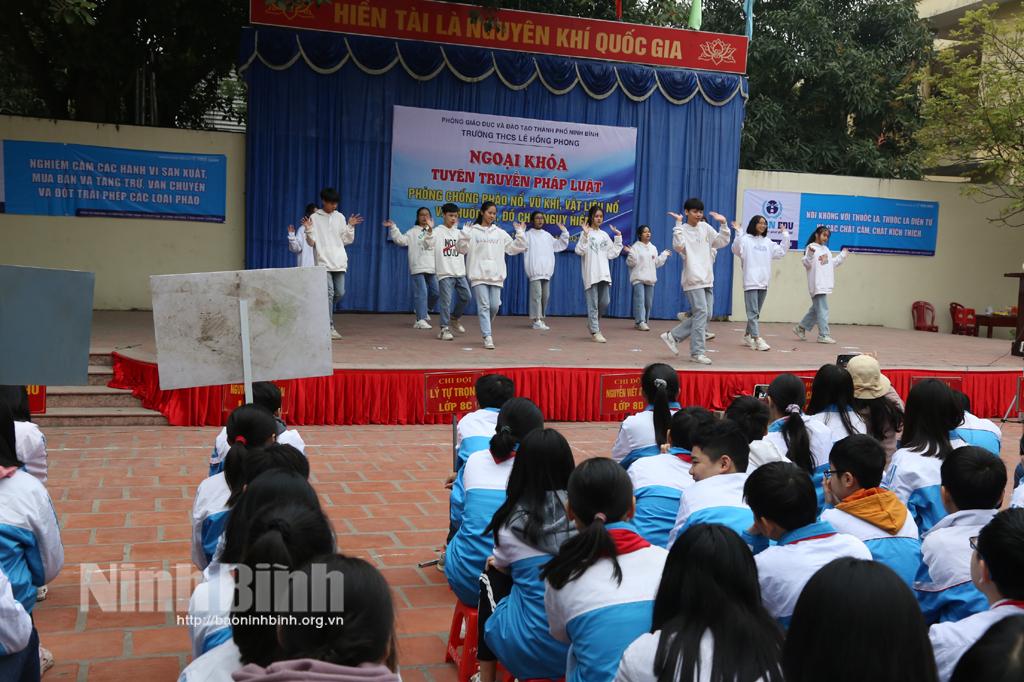 Tuyên truyền kiến thức pháp luật cho học sinh trường THCS Lê Hồng Phong