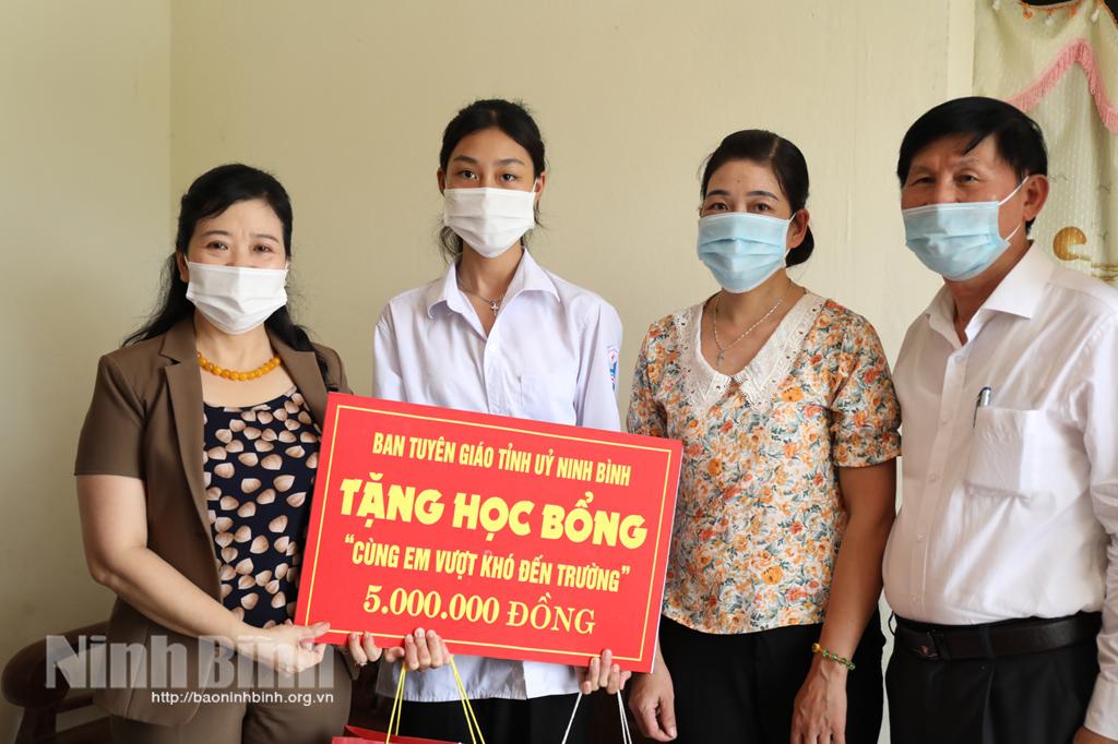 Ban Tuyên giáo Tỉnh ủy trao học bổng cho học sinh có hoàn cảnh khó khăn